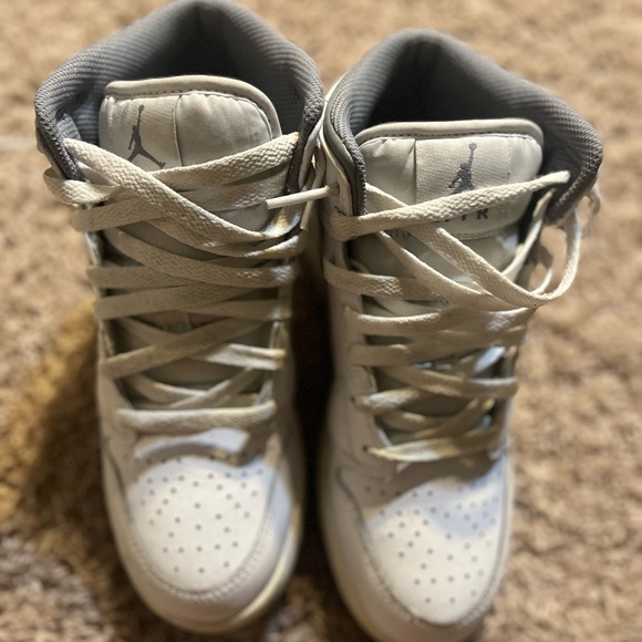 Jordan 1 mid neutral grey 6y (BARELY WORN WITH BOX) - Picture 3 of 4
